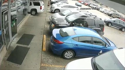 Un hombre estrella por error su coche en una panadería