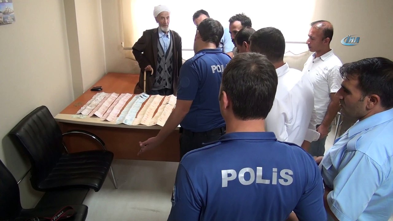 Zengin dilenciye akıl almaz dolandırıcılık oyunu...Yaşlı adamın çantasından üzerinde 'Geçersizdir' yazılı banknotlar çıktı