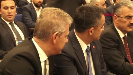 İzmir Bakan Pakdemirli, Buzağıyı Süt ile Besledi