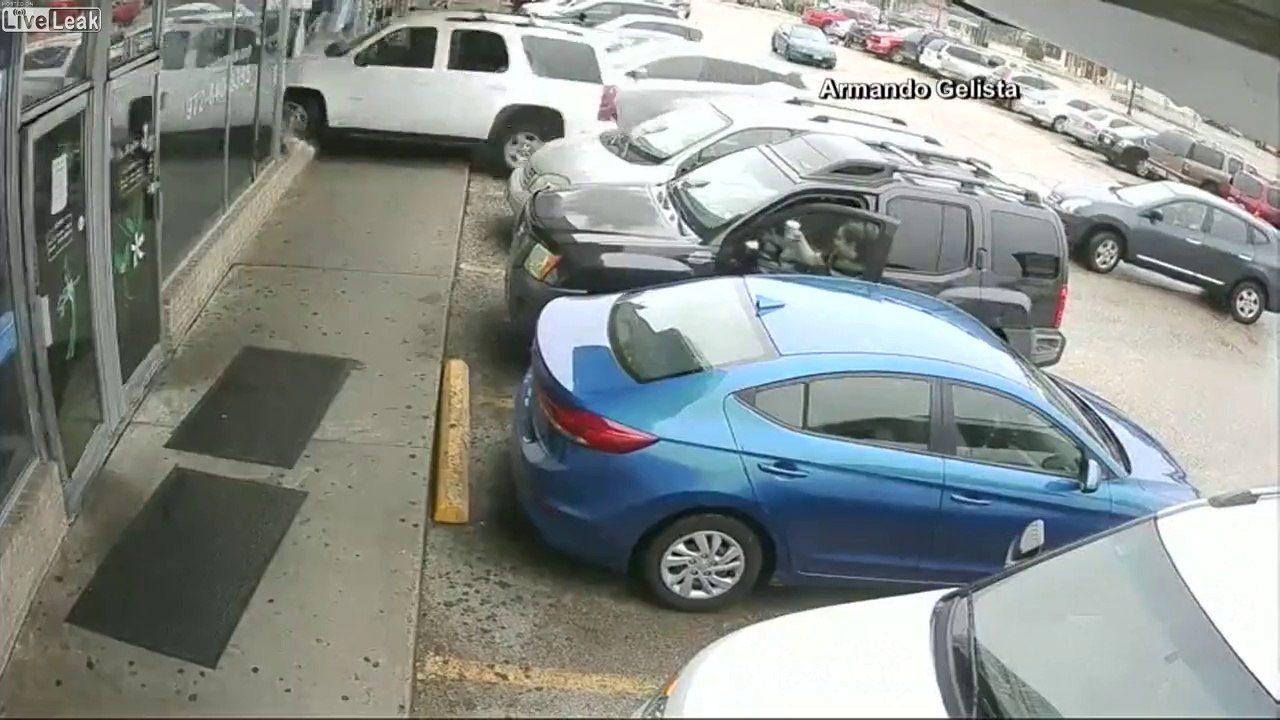 Ce 4x4 rentre dans une boulangerie en voulant se garer sur le parking !