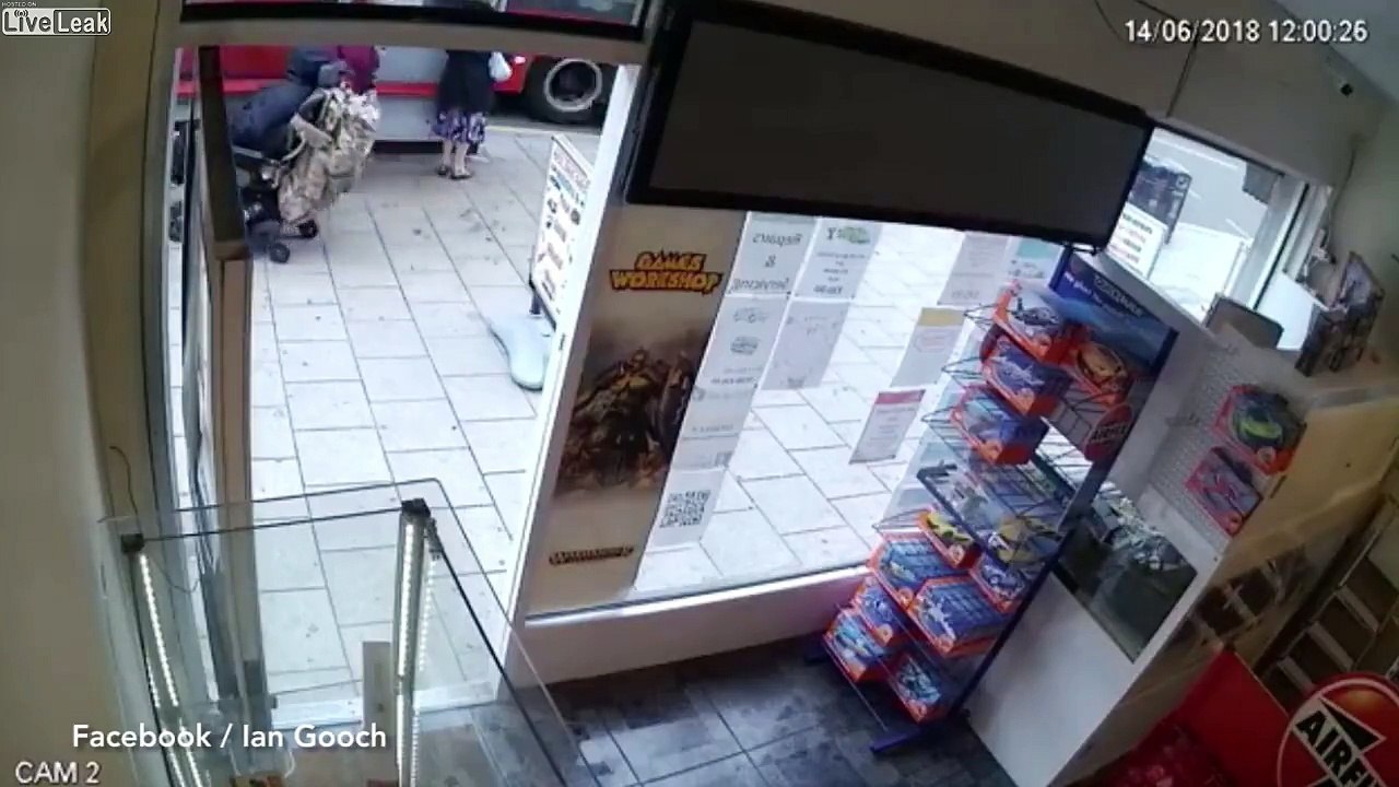 Chauffard : cet handicapé renverse 2 vielles en fauteuil roulant !