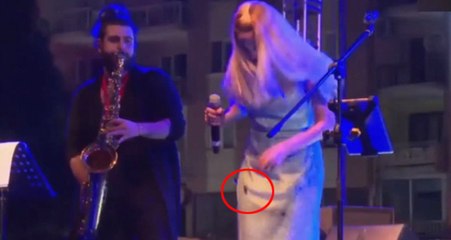 Ünlü Şarkıcı Gökçe Elbisesindeki Böceği Görünce, Ne yapacağını Şaşırdı