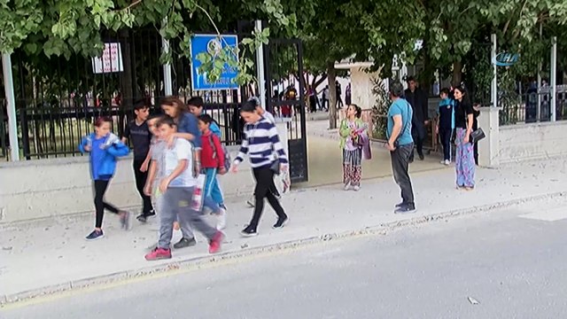 Okul önünde sürücüleri yavaşlatan 3 boyutlu yaya geçidi