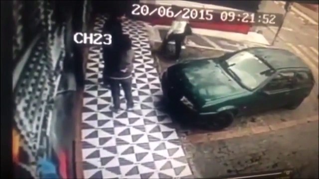 Honte de sa vie quand elle tente de s'asseoir sur le capot d'une voiture