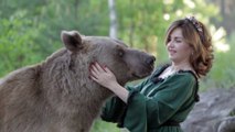 Amitié incroyable entre un ours gigantesque et une femme russe