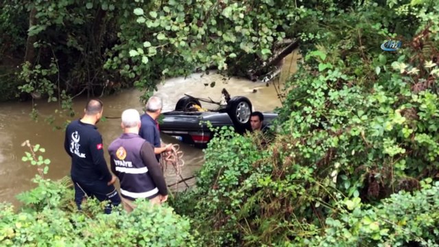 Düzce'de dereye uçan otomobil ekipleri alarma geçirdi