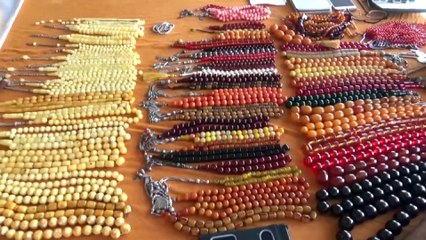 Bu tespihlerin fiyatı dudak uçuklatıyor. Kimi ev kimi arabayla takas ediyor