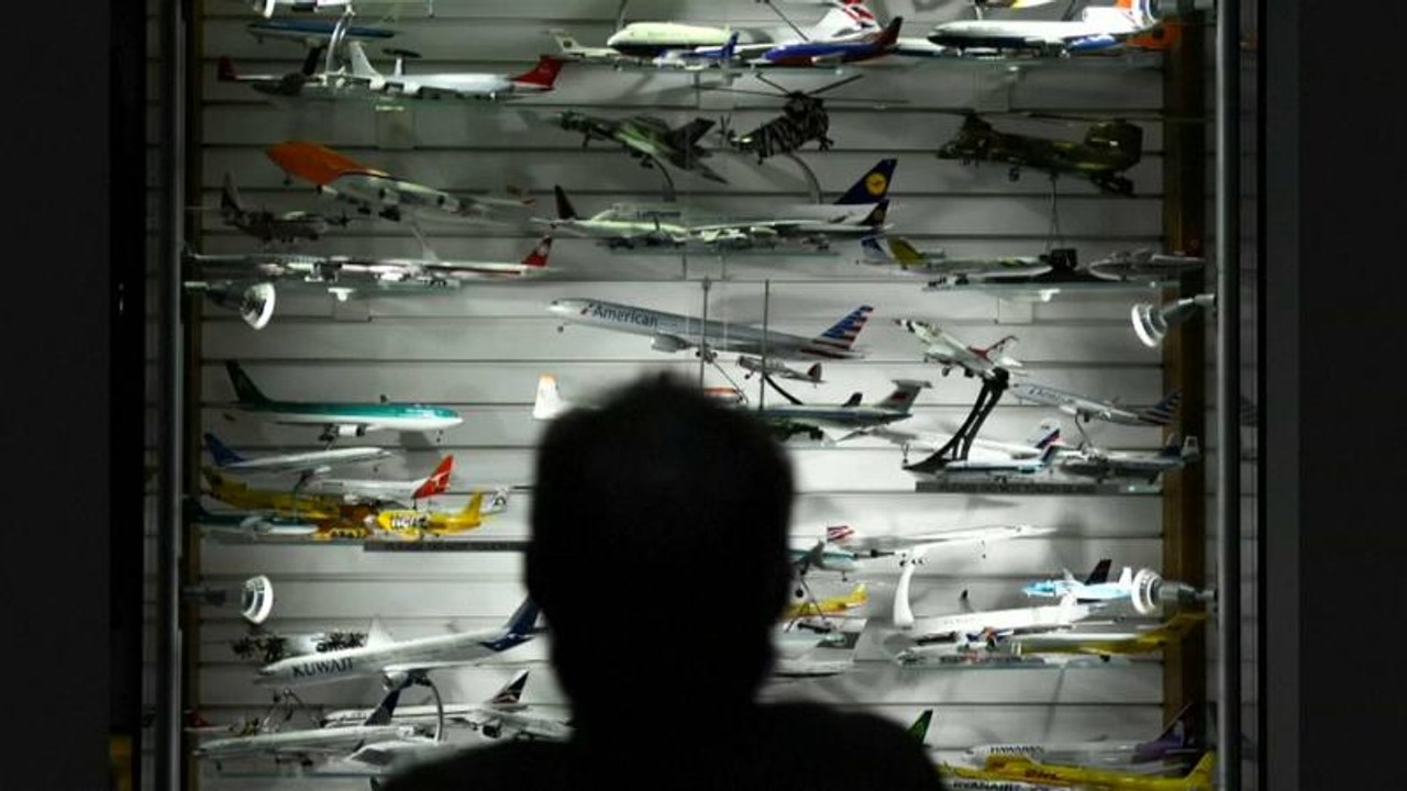 إيرلندي يتبرع بأكبر مجموعة نماذج مصغرة للطائرات في العالم  جمعها في نصف قرن