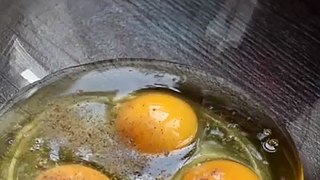 Amazing egg tricks. ✨via Simple Tricks & Hacks bit.ly/2mpkDKx