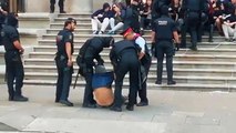 El partavoz de la CUP en el parlament es desalojado por los mossos