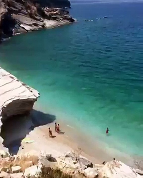 Plazhi "pasqyrat", Sarandë