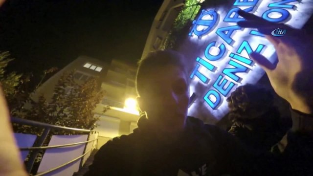 Metrobüs sörfçüleri bu kez baltayı taşa vurdu...Tramvayın üzerine çıkıp sörf denediler