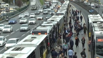 Bahçelievler'de Bir Metrobüsde Arıza Meydana Geldi.arıza Nedeniyle Uzun Metrobüs Kuyrukları Oluştu.