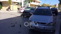 Ora News - Përplasen dy makina në Vlorë, shikoni videon