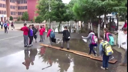 Sağanak Yağmur Sonrası Okula Tahta Üzerinde Girebildiler