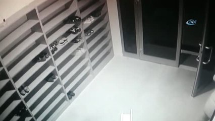 Camideki Ayakkabıyı Önce İnceledi Sonra Çaldı... O Anlar Kamerada