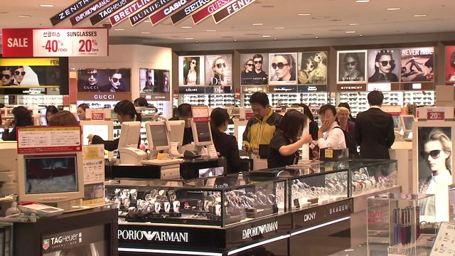 15년 논란 끝 입국장에도 면세점...내년 개장 / YTN