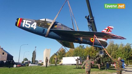 La re-pose de l'avion de la base de Florennes sur le rond-point de Vodecée