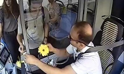 Belediye otobüsü şoföründen yolculara çiçek