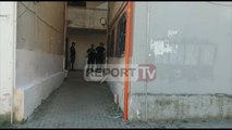 Report TV - Shenja dhune dhe gjak, gjendet e vdekur e moshuara në Durrës, shoqërohet nipi