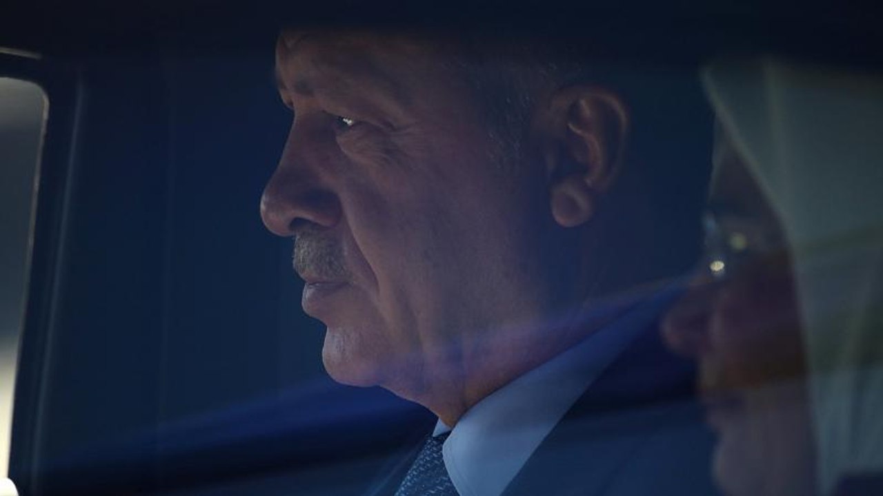 Türkischer Präsident landet in Berlin, erste Proteste am Flughafen