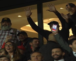 لقطة: كرة قدم: الموقوف مبابي يلتقي الأسطورة مايكل جوردان في بارك دي برينس