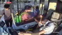 Otobüs şoföründen yolculara çiçekli karşılama