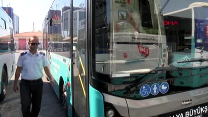 Antalya Belediye Otobüsü Şoföründen Yolculara Çiçek