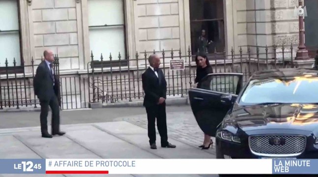 Le geste hors protocole de Meghan Markle qui choque le monde - ZAPPING ACTU DU 27/09/2018