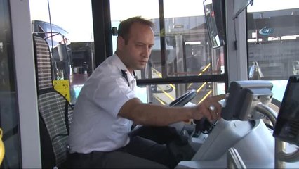 Yolcuları Çiçeklerle Karşılayan Şoför: "Bir Gülücük Bile Çiçek Kadar Değerlidir"