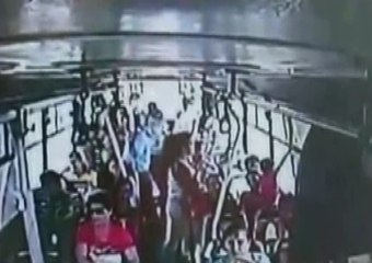 Pánico en el interior de un bus urbano en Guayaquil, dos sujetos se enfrentaron a machete