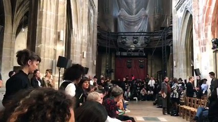 Paris Fashion Week : la créatrice Uma Wang présente sa collection printemps-été 2019 dans une église
