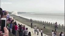 Scores gather to watch Qianjiang tidal phenomenon