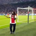 La hinchada del Ajax cantó al ritmo del hijo de Bob Marley