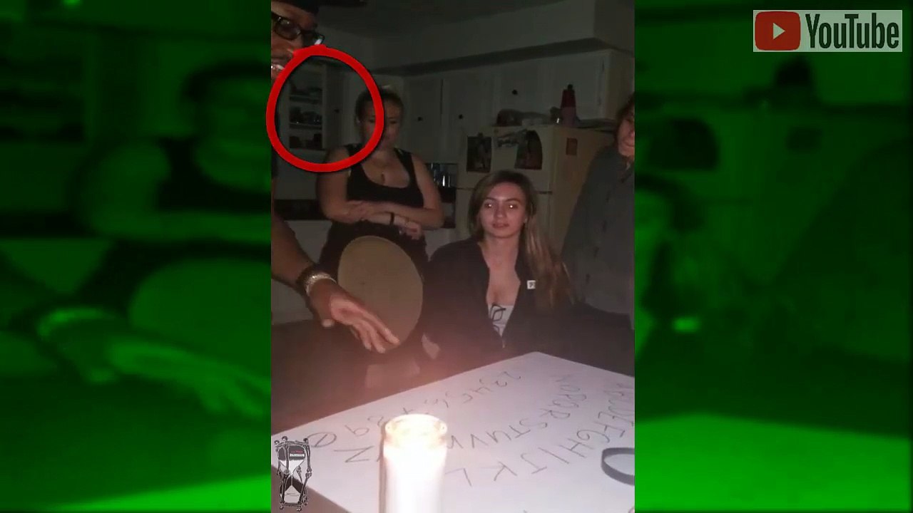 Familia intenta jugar con la Ouija