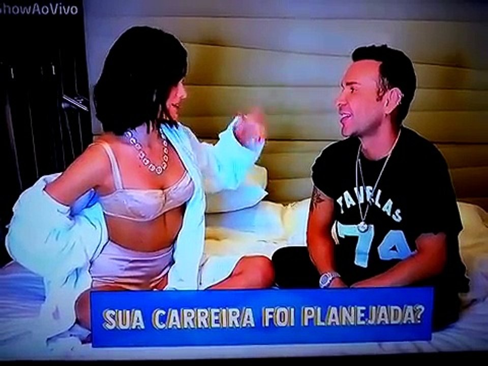Bruna Marquezine _Na cama com entrevista íntima e com direito a "roupinha de dormir.