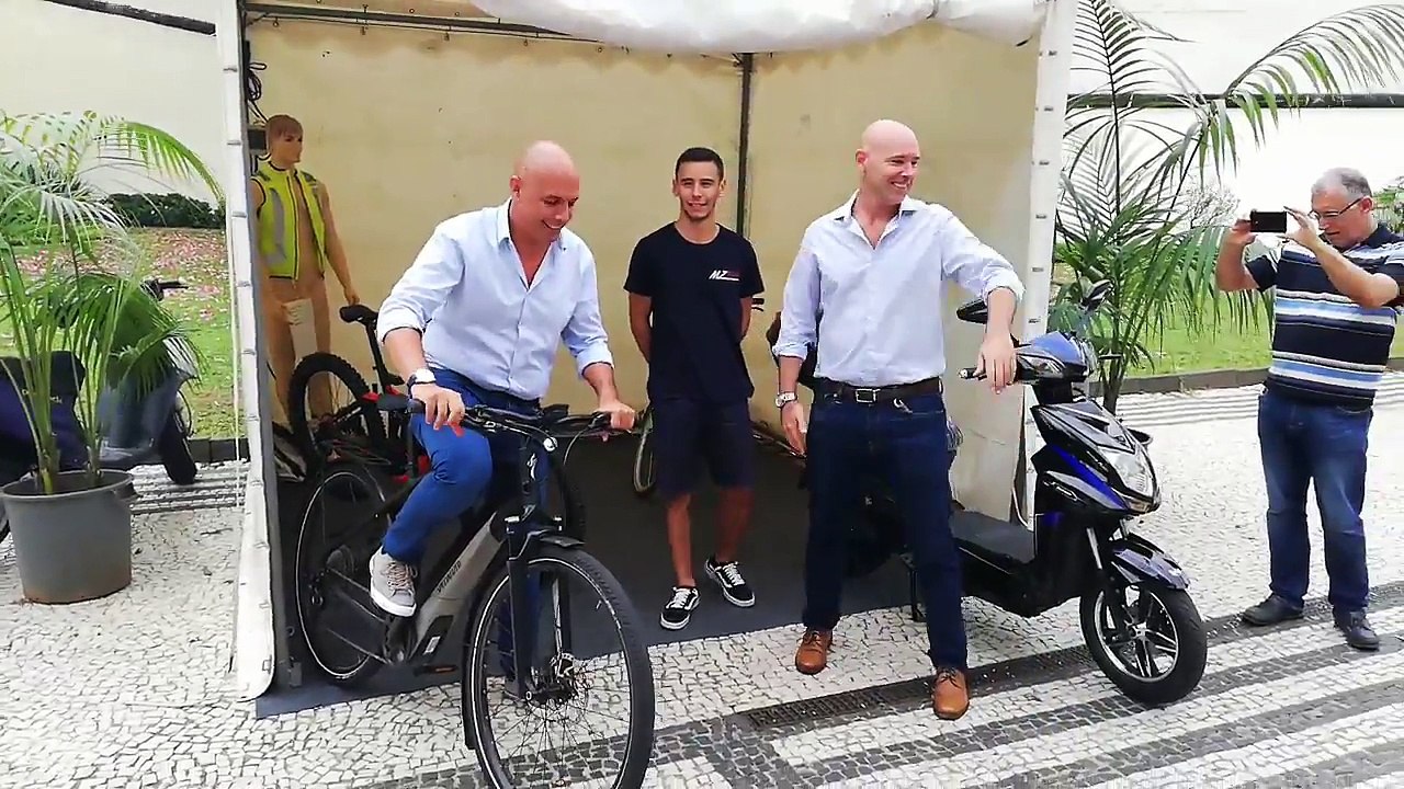 Cafôfo passeia de bicicleta pela Avenida
