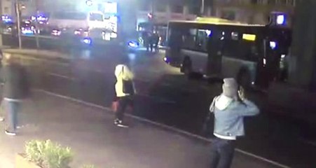 Halk Otobüsünün Köprünün Ayağına Çarptığı An Güvenlik Kamerasına Yansıdı