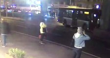 Halk Otobüsünün Köprünün Ayağına Çarptığı An Güvenlik Kamerasına Yansıdı