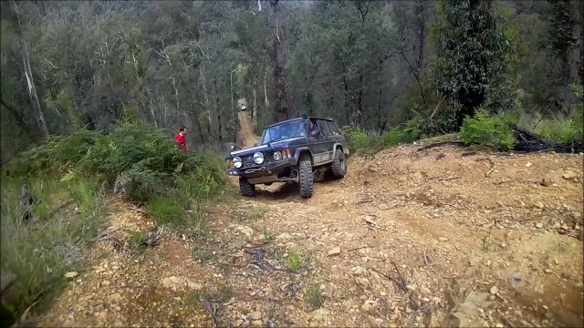 Ce conducteur en 4x4 se retrouve dans une situation un peu extreme... Et c'est le drame