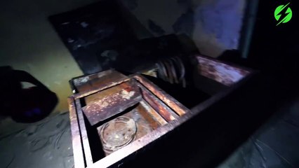 En explorant un vieux bunker nazi il découvre une chambre d'experimentation