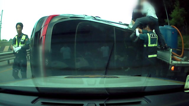 [좋은뉴스] '시민들의 힘'...전복된 차에서 운전자 구조 / YTN