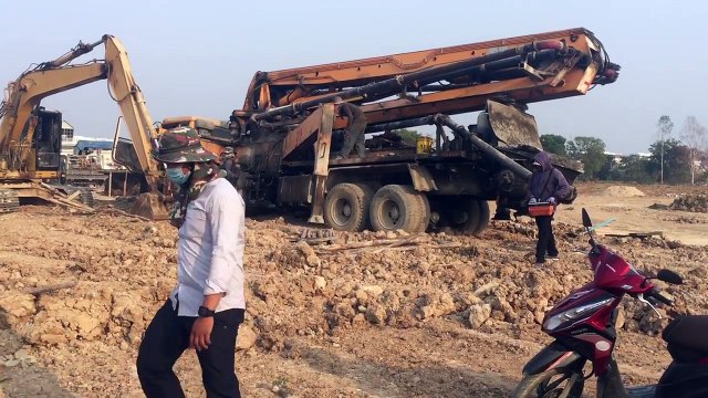 heavy equipment getting stuck, truck stuck in mud , Truck mudding gone wrong