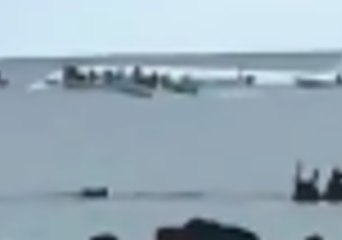 Скачать видео: Air Niugini Plane Crashes Into Lagoon Off Chuuk Airport