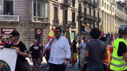 Manifestant ultres s'encaren amb la gent que els increpa a Barcelona