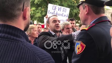 Ora News - Deputeti demokrat pyet policin për kë punoni? Përgjigjja epike e policit: Për familjen!