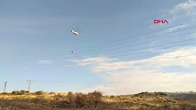 İzmir Foça'da Otluk Alandaki Yangın Rüzgarla Büyüdü