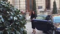 Meghan Markle ferme une portière elle-même, la vidéo choc