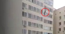 Kazakistan'da, Kahraman Komşu 10. Kattan Düşen Bebeği Havada Yakaladı! Kamera Kayıttaydı