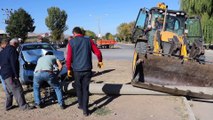 Otomobilin çarptığı beton direk karşı yola devrildi: 2 yaralı